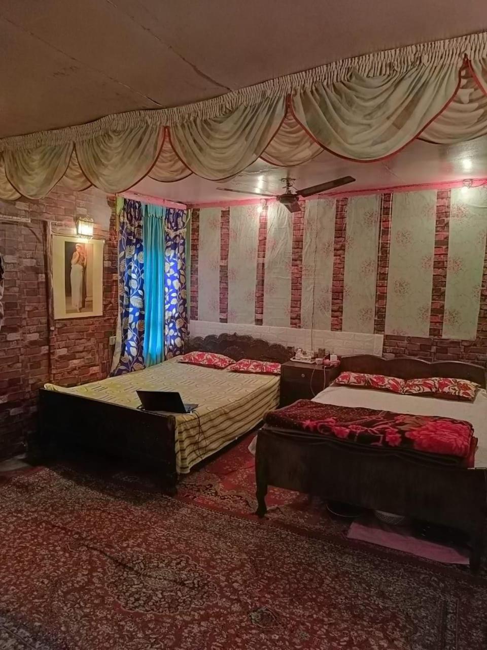 Hotel Island Srīnagar 외부 사진